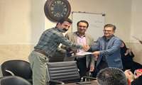 اهداء لوح تقدیر از طرف مدیریت شبکه دکتر احمد لسانی به تعدادی ازکارکنان ستادی شبکه بهداشت و درمان شهرستان خمام 